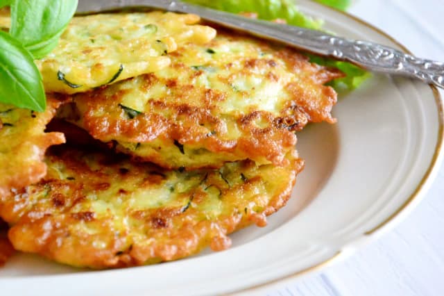 Najlepsze sosy do placków z cukinii – proste przepisy na pyszne dodatki Najlepsze sosy do placków z cukinii – proste przepisy na pyszne dodatki