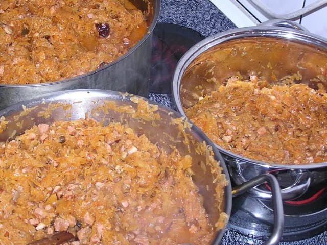 Jakie przyprawy do bigosu są najlepsze? Sekrety idealnego smaku bigosu Jakie przyprawy do bigosu są najlepsze? Sekrety idealnego smaku bigosu