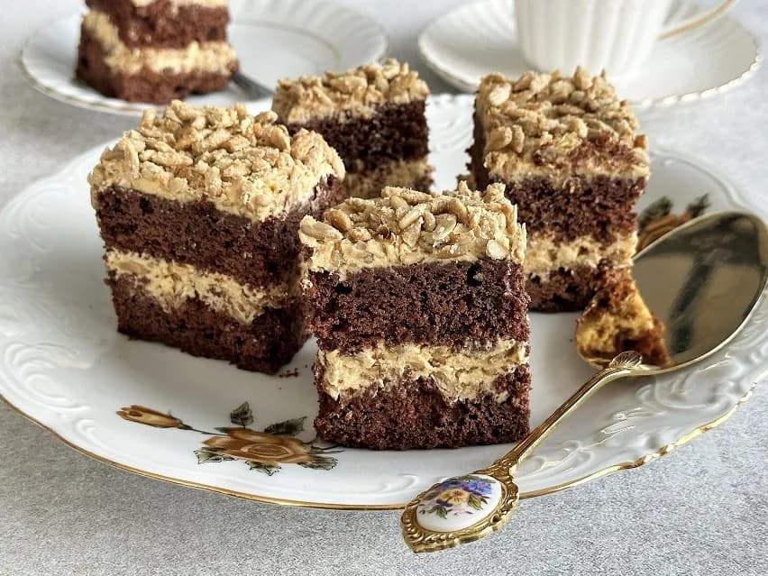 Prosty przepis na ciasto słonecznikowiec – zrób je krok po kroku w domu Prosty przepis na ciasto słonecznikowiec – zrób je krok po kroku w domu