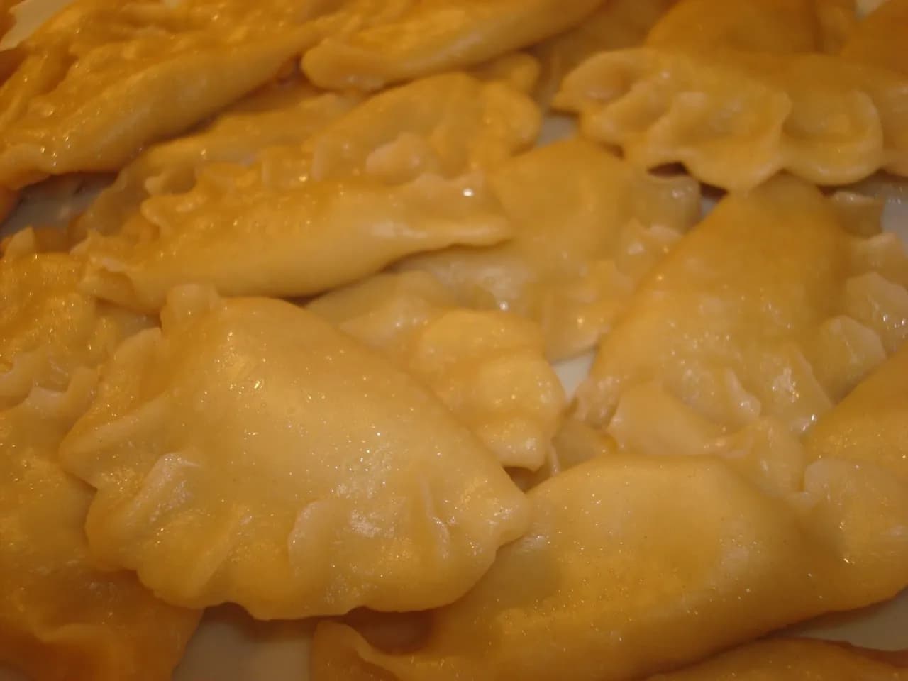 Najlepsze ciasto na pierogi z mąki krupczatki – prosty przepis bez błędów Najlepsze ciasto na pierogi z mąki krupczatki – prosty przepis bez błędów