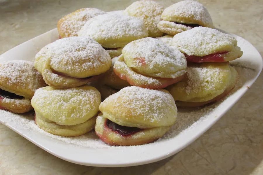 Kruche ciastka ze śliwkami - Przepis na ciastka z maślanką i śliwkami Kruche ciastka ze śliwkami - Przepis na ciastka z maślanką i śliwkami