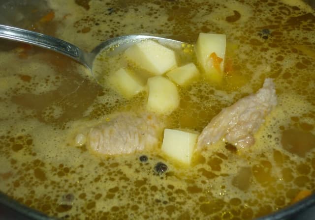 Jak zrobić najlepszą zupę na żeberkach - przepis krok po kroku dla każdego Jak zrobić najlepszą zupę na żeberkach - przepis krok po kroku dla każdego